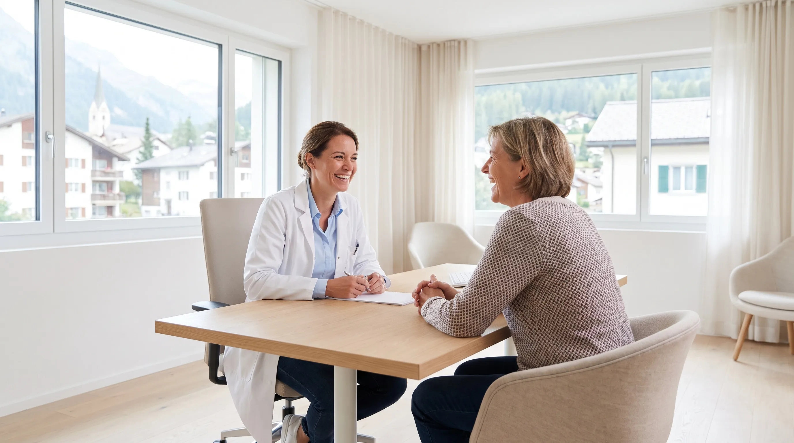 Une médecin de famille discute avec une patiente dans un cabinet lumineux